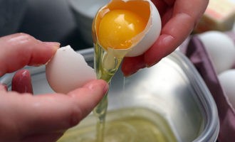 Белки отделить от желтков.