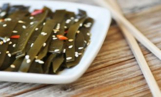 морская капуста на блюде