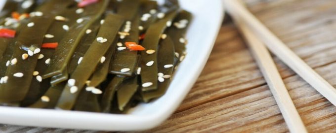 морская капуста на блюде