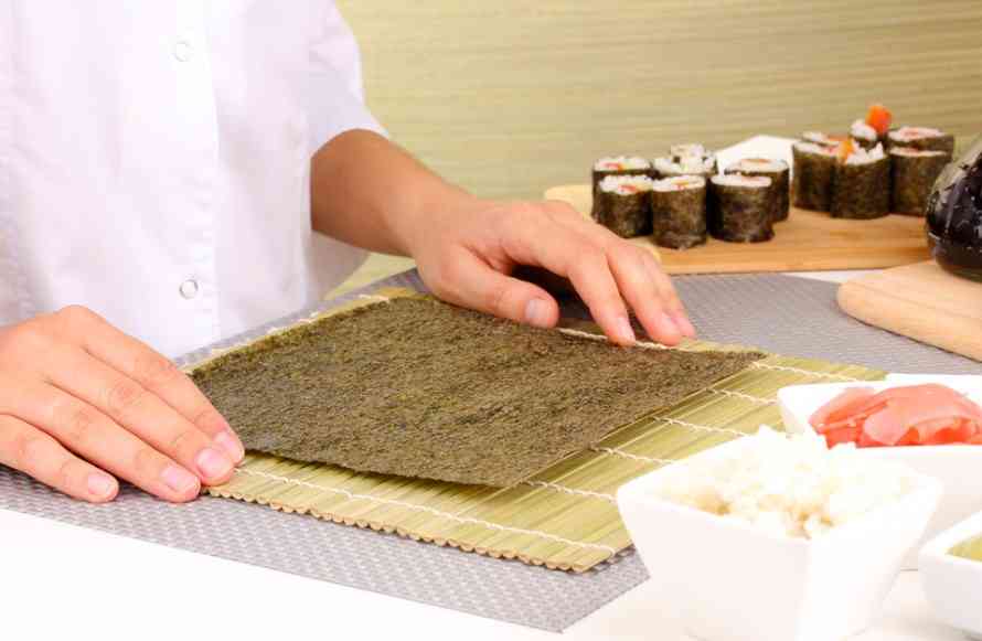 лист нори на циновке