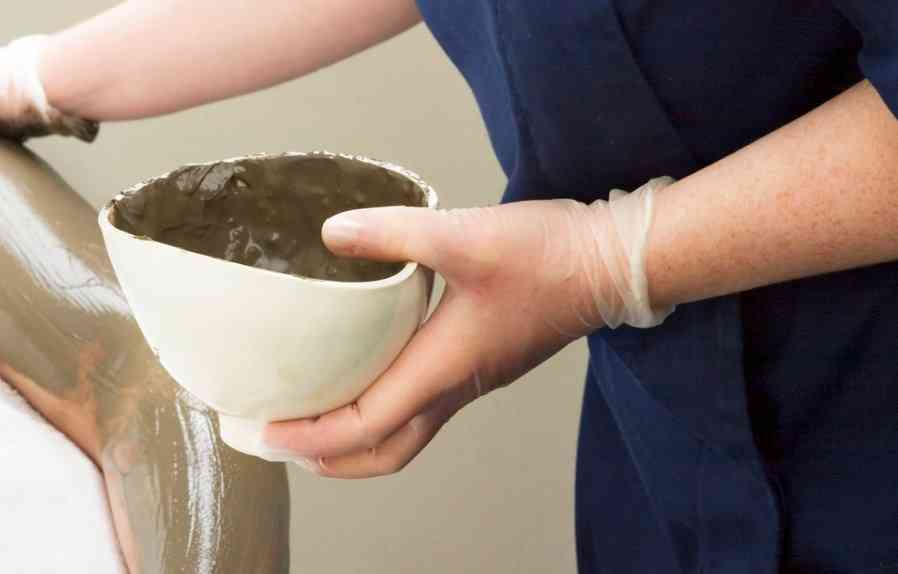 нанесение водорослевой пасты