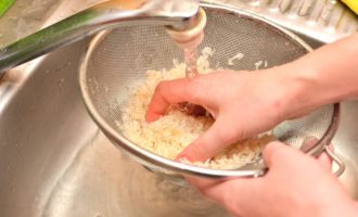 Промыть рис.
