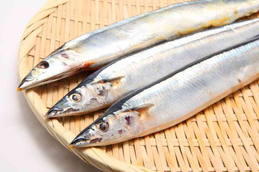 сайра на деревянном подносе