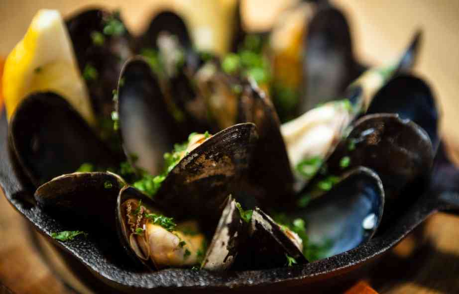 мидии в раковине