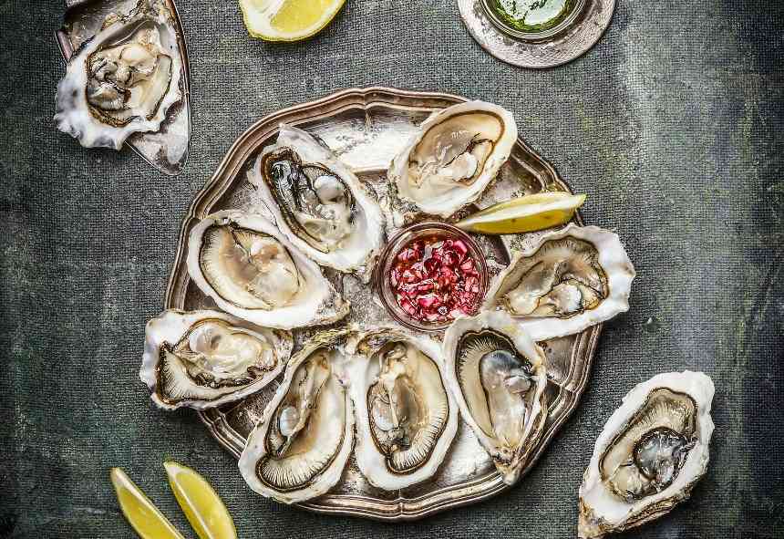 свежие устрицы с соусом