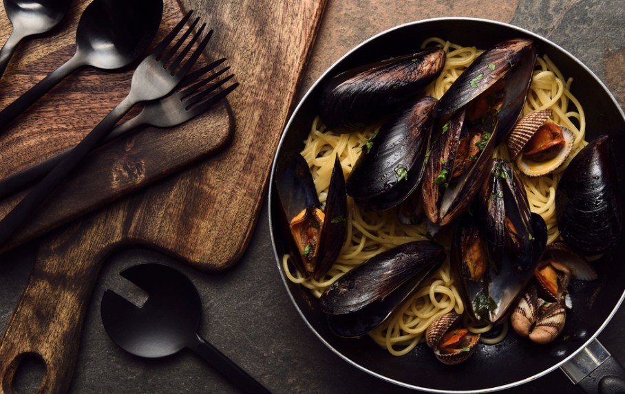 мидии с лапшой 