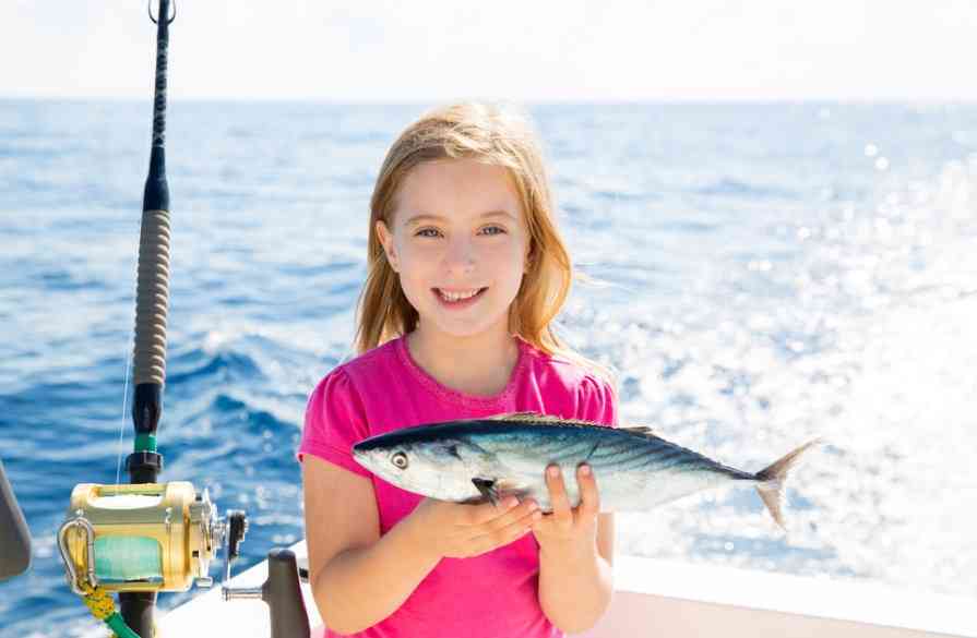 ребенок с рыбой