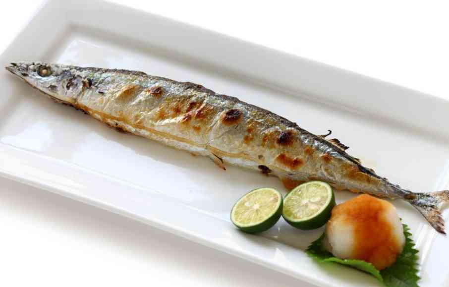 сайра на мангале