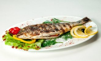 сибас на блюде