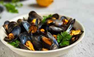 мидии в тарелке