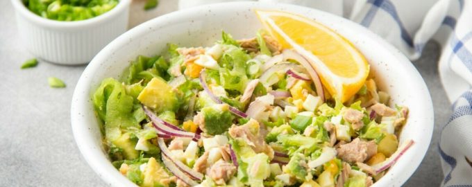 авокадо и тунец