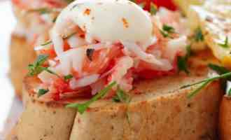 мясо краба на брускете