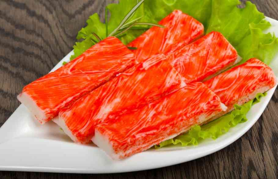 крабовые палочки на блюде