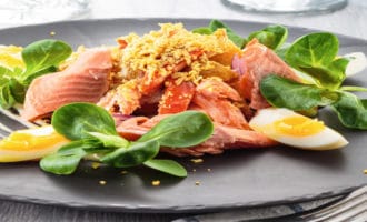 салат с форелью
