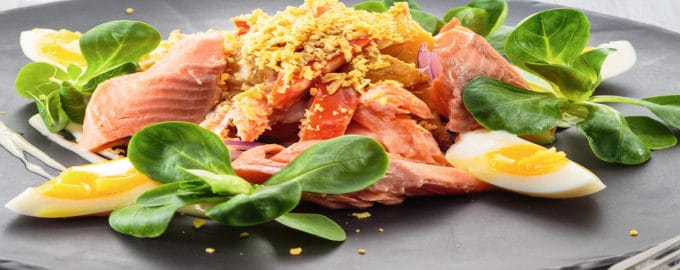 салат с форелью