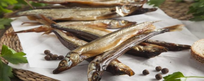 мойва вяленая на тарелке