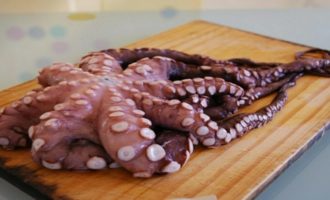 осьминог на разделочной доске