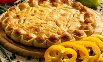 вариант подачи соленого пирога с палтусом