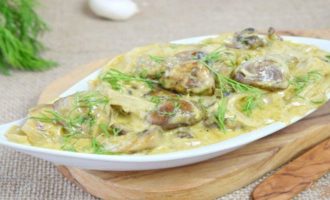 рапаны со сливочным соусом и зеленью