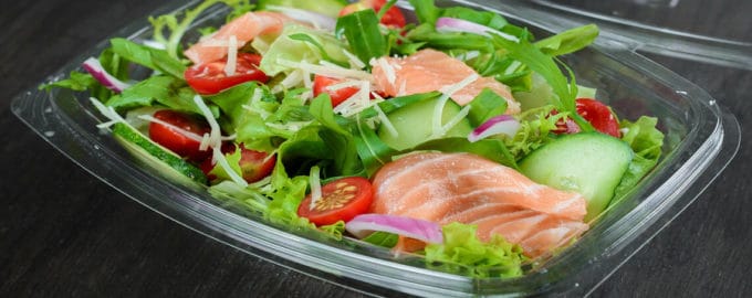 подача салата с лососем
