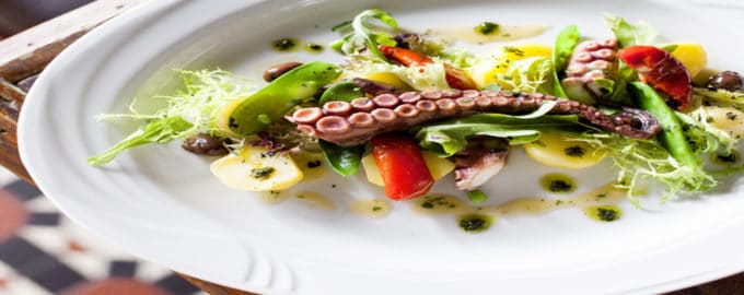 подача салата с осьминогами