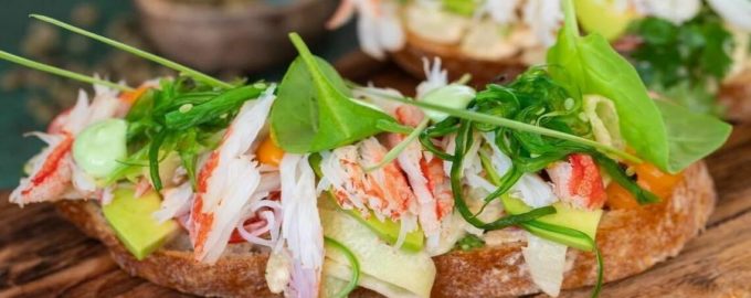 крабовое мясо на брускете