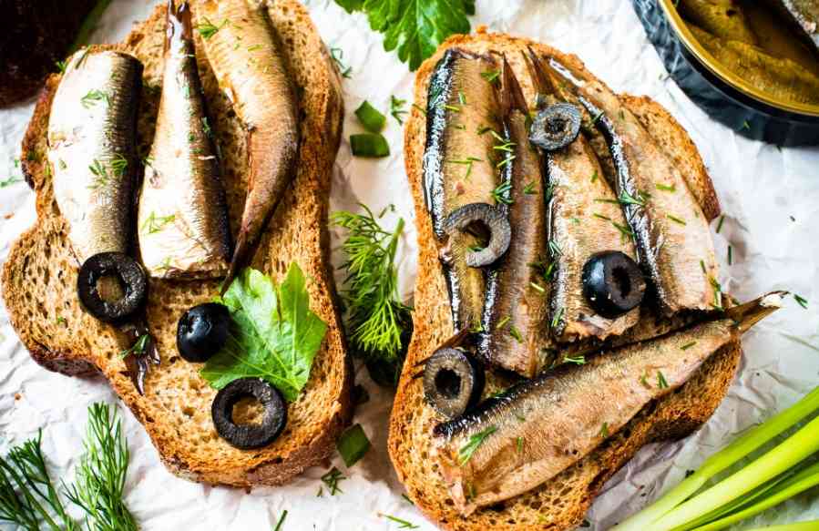 бутерброд со шпротами 