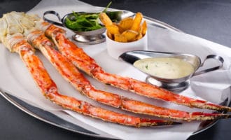 подача крабового мяса с соусом