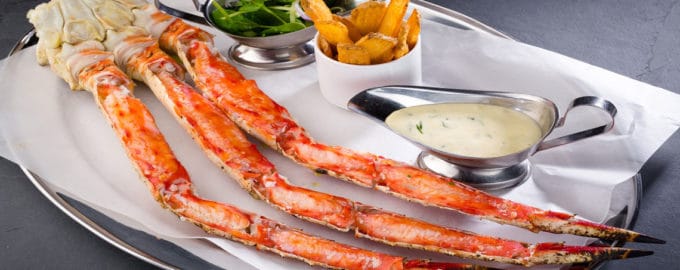 подача крабового мяса с соусом