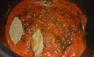 мойва с томате с лавровым листом