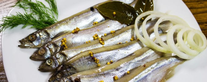 мойва с луком и лавровым листом