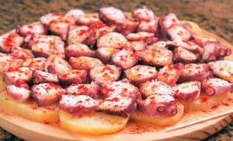 подача осьминога на блюде