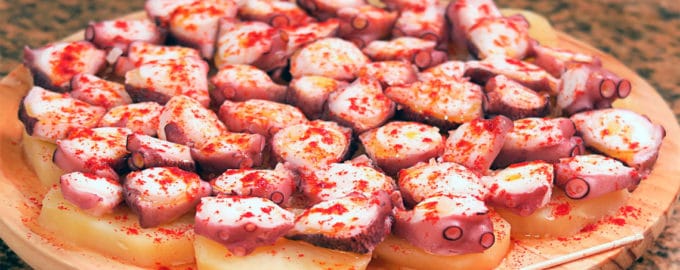 подача осьминога на блюде