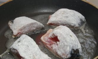 пеламида жареная кусками