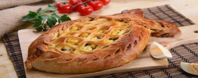 пирог со шпротами в форме рыбки