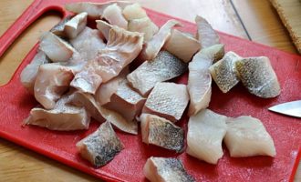 рыба нарезанная кусочками