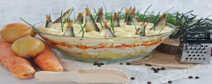 легкий праздничный салат из шпрот рыбки в пруду