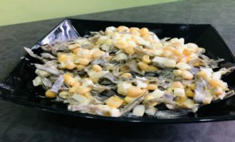 салат с кукурузой и морской капустой