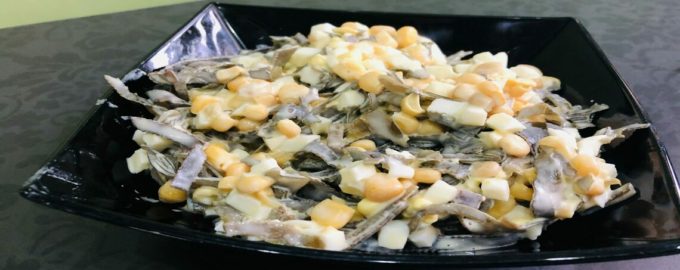 салат с кукурузой и морской капустой