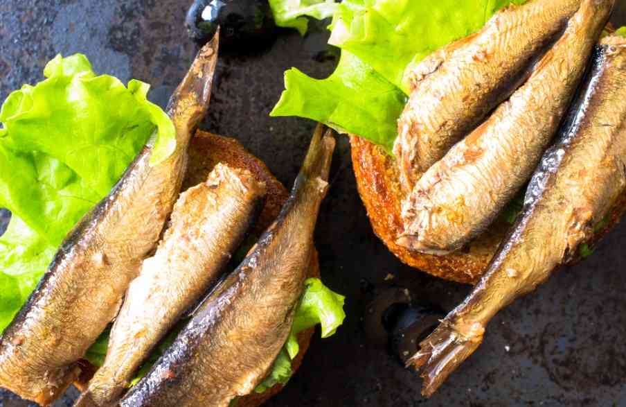 шпроты с хлебом 