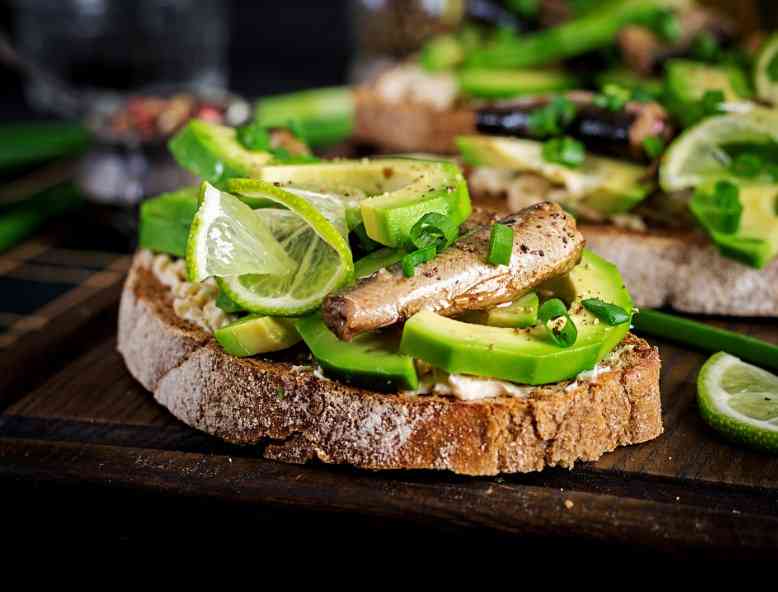 хлеб со шпротами 