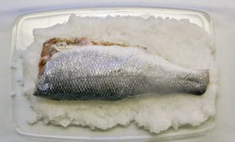 сибас в солевом панцице