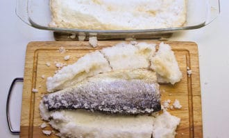 сибас в соленом панцире