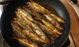 жаренная на сковороде ставрида