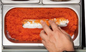 ролл в икре тобико