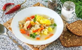 подача ухи с мойвой