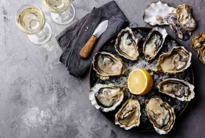 устрицы на блюде