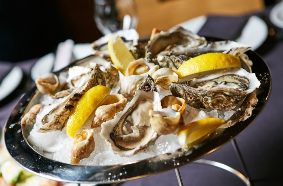 устрицы с лимонным соком