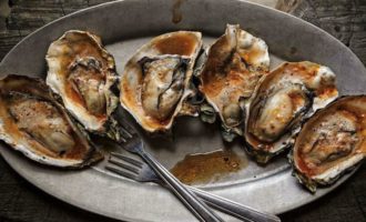 подача устриц с пряностями