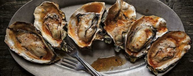 подача устриц с пряностями